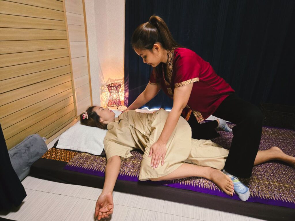 タイ古式マッサージ施術中の様子