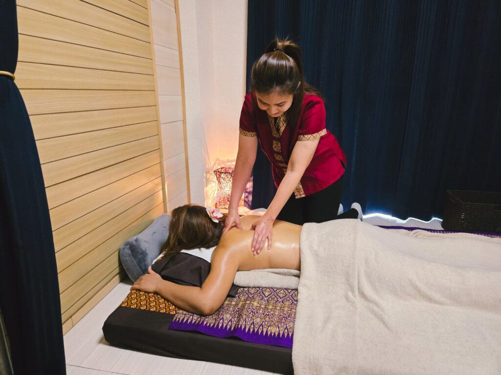 アロママッサージ施術中